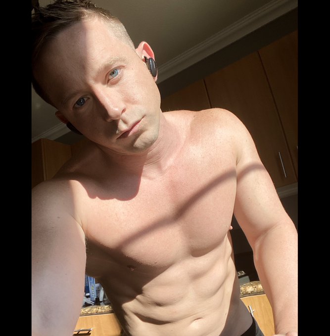 Saturday house cleaning. https://t.co/W3WJVMA4Qz<a href="/tag/moschino"class="tags"><span>#moschino</span></a>