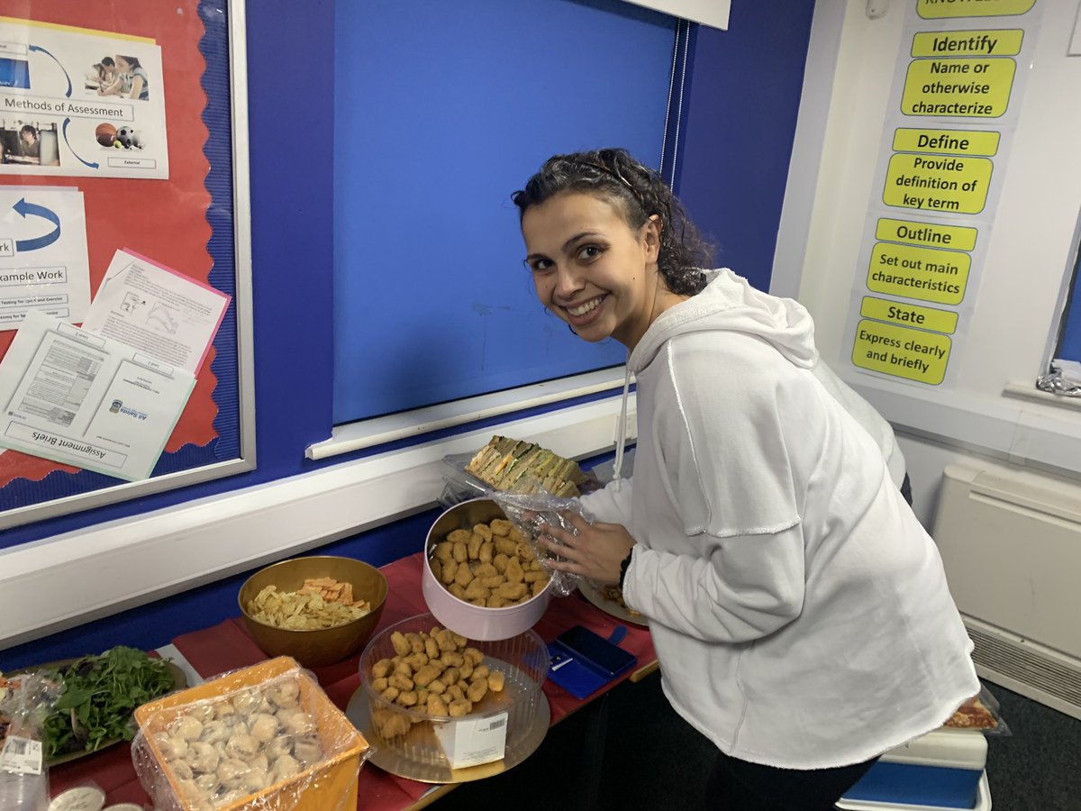 Shout out to Yvonne who catered for over 80 of our #HattersFamily to celebrate Christmas, as we had leftovers @Naomi_Ni13 kindly dropped them at @RoundaboutSheff

If anyone else has a party with leftovers be sure to reach out to them. #SheffieldIsSuper #Sheffield #FoodDonations
