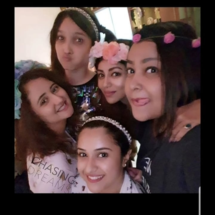 ssramarrahe's tweet photo. @Sushantify @shwetasinghkirt @anky1912 Muje toh y samaj mh nahi aarahi h ki shweta didi kuy ush @anky1912 Nautankita leikhande Aunty ji ko wishes karne mh apni time use Kar rahi thi?? Ush notanki ko SSR k ex hone ki wajha se avh tak sari media limelight de rahi h,aur ish ka faida ush k husband V utha rahe h. Shame... https://t.co/c0Q1MwfFA5