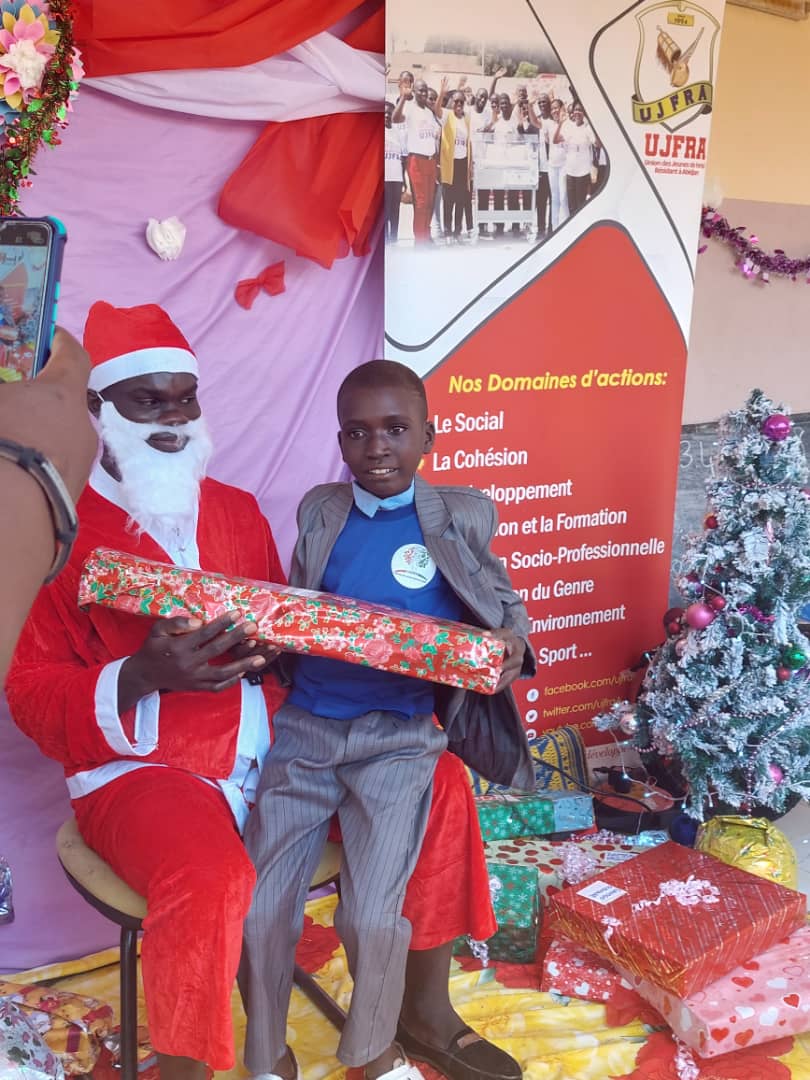 UjfraA's tweet photo. L'UJFRA offre des cadeaux aux pensionnaires de l'institut medico-éducatif Yiriguegnon de Ferké à l'occasion d'un arbre de Noël 🎄. @FatouYEO @GNINEFERE @djibrilsilue
@GKS_TV @pekouho @KOULEBAGUIDJOU @ONG_la_VIE
Plus de détails https://t.co/puY0FBo5Qn https://t.co/6oEY2JGYal