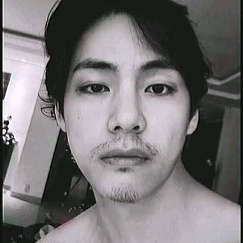 sofi_abdcdef's tweet photo. #TAEHYUNG 

TAE CON BARBA MI PERDICIÓN 😭 https://t.co/AVyMKRbWJH