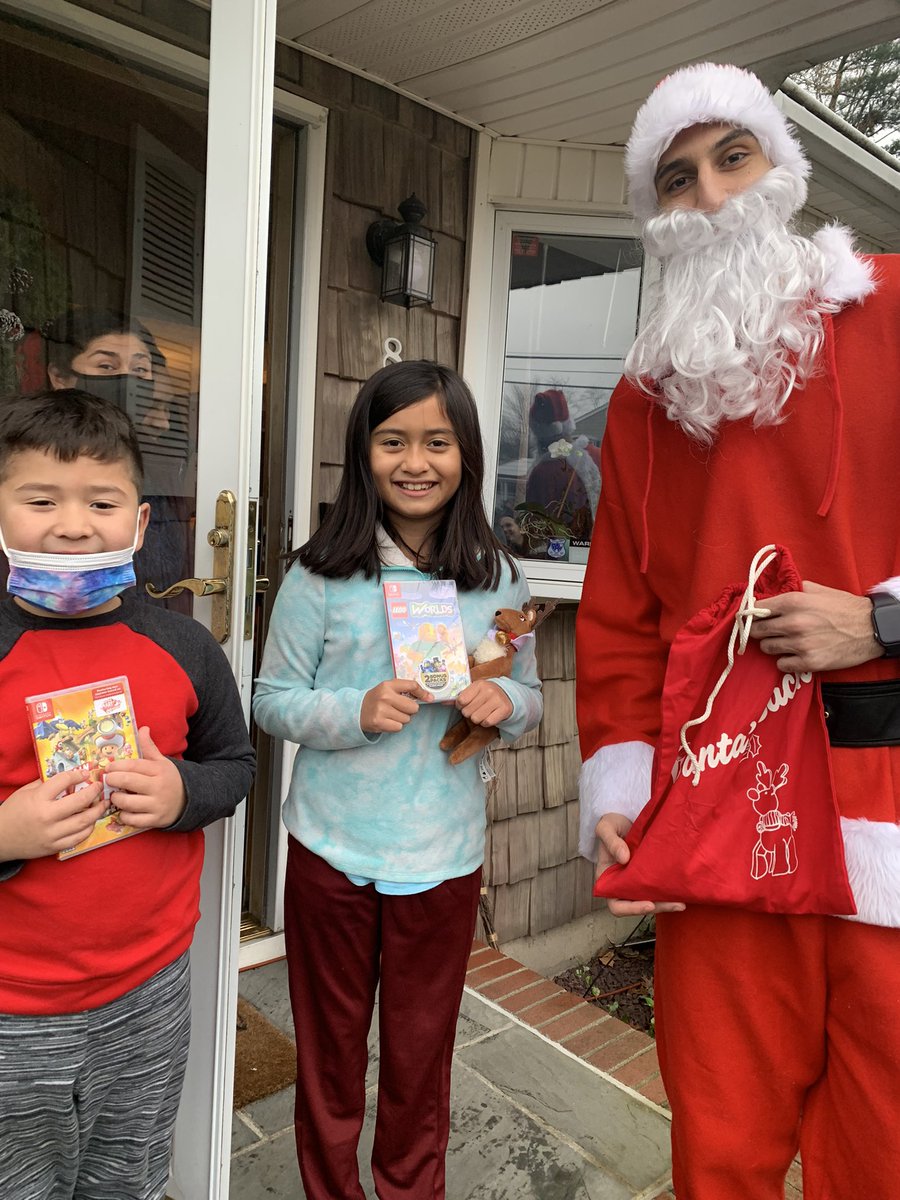 thinkhappyny's tweet photo. What a great day surprising kids who participate in the Hospice Bereavement Program with some holiday cheer! How amazing to see SMILES?!?! 

https://t.co/DVNv5FSR6p 

#hospicebereavement #thinkhappy #kids #smiles #happyholidays #charity #santa https://t.co/LqyQnhuIQR