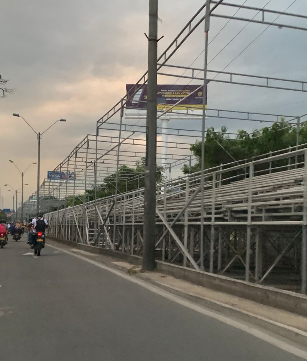 juanmartinbc's tweet photo. La Feria de Cali 2021 será la feria de la improvisación. Estamos a menos de 7 días de su inicio y aún no han instalado graderías (por el cambio del sitio), tarimas, luces, el sonido, etc. ¡Qué falta de planeación! https://t.co/7SOqSAsJVG