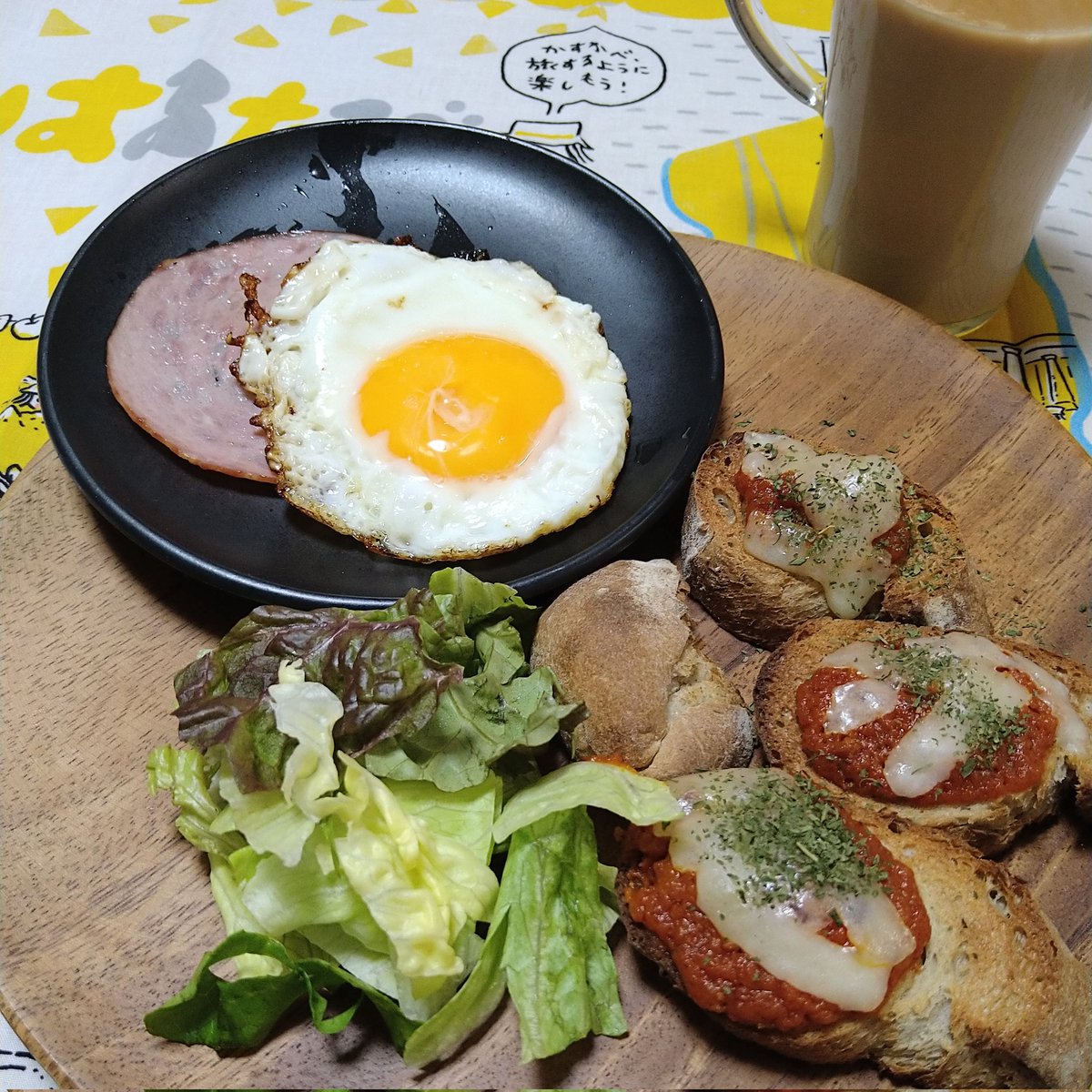 koppa892's tweet photo. 今朝は、冷凍してあった #コオロギ パンをカリカリに焼いてカナッペ風で。#はるたび さんのミニ #風呂敷 をランチマット代わりに。ドリンクは、#マサラチャイ。

#KEYVA
#無印良品
#アカシアプレート
#黒い食器 https://t.co/lxSqcnNH2B