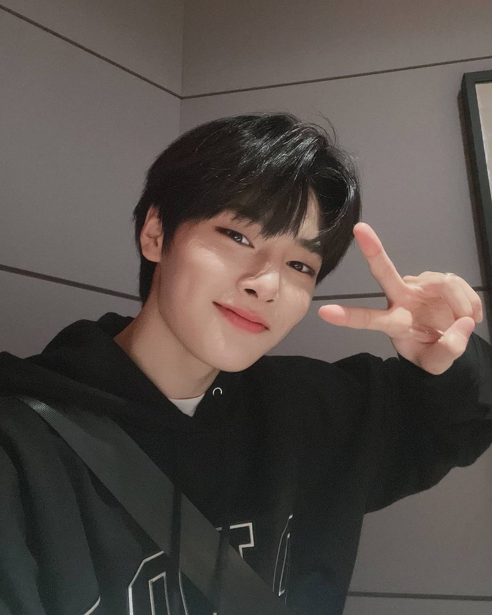 taemmith's tweet image. hello, this account is dedicated to taehyung from #bts  and hyunjin and jeongin from #straykids 

please feel free to rt + follow &amp;lt;3