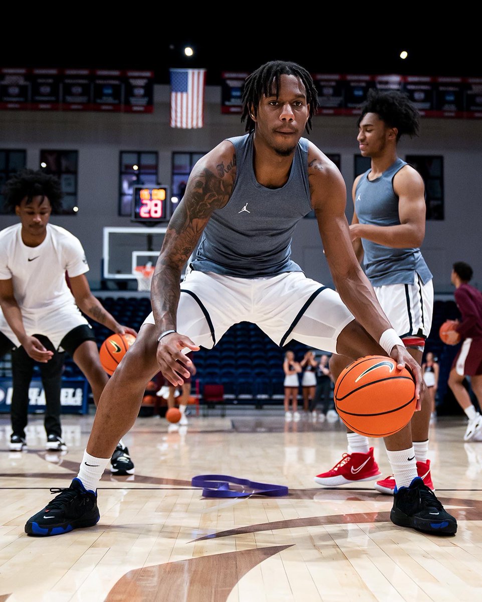 SamfordMBB's tweet photo. 📸: Pregame. 

#BuckyBall 
#AllForSAMford https://t.co/cw11PyQ0m1