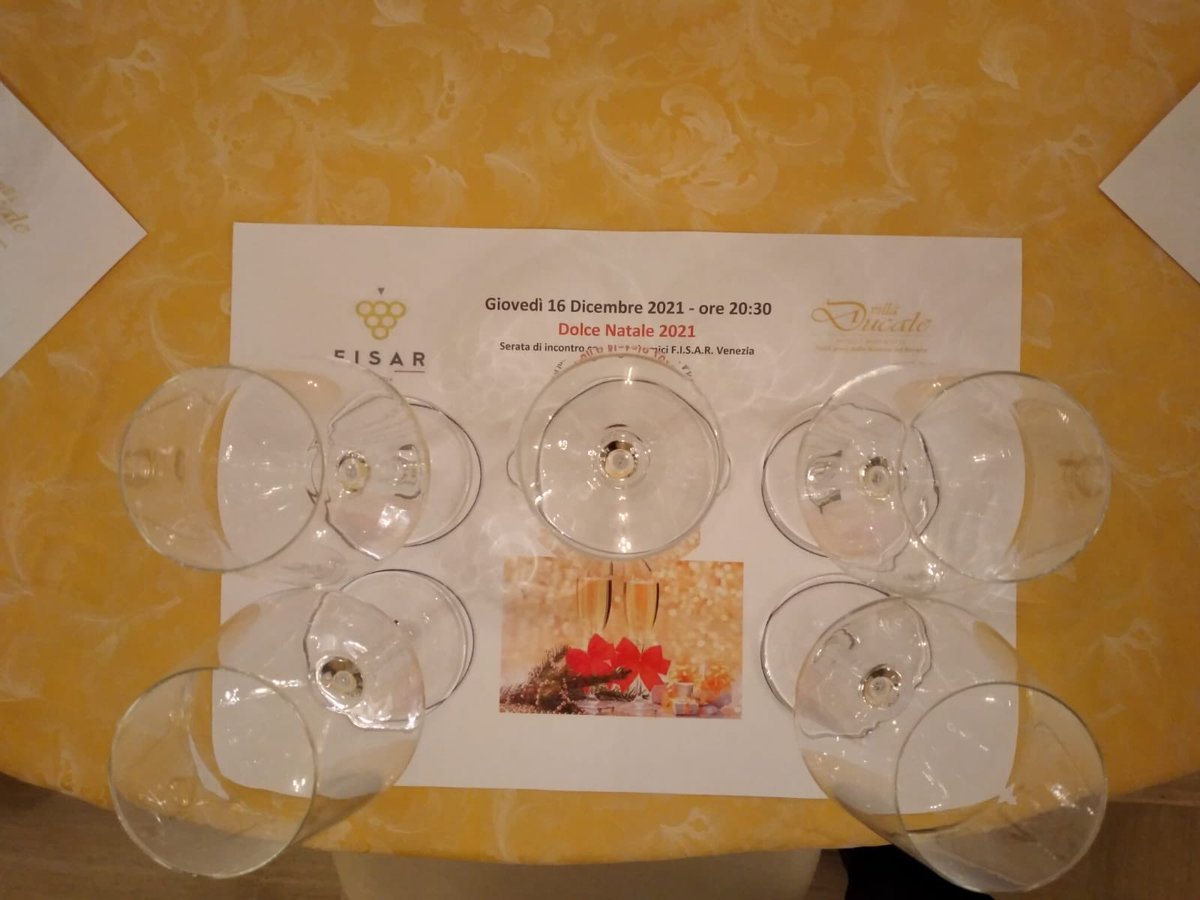 FisarVenice's tweet photo. Bellissima e “dolcissima” la serata a Villa Ducale per gli auguri di Natale tra i soci della Delegazione con 5 vini dolci accompagnati da deliziosi dolcetti. https://t.co/zO2r4DDVuR