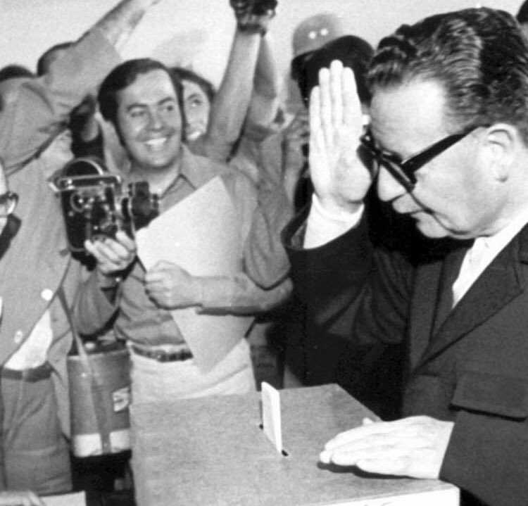 La revolución es aprovechar lo mejor que otros hicieron y lo mejor de nuestra historia, de nuestro pueblo, para cimentar el futuro. La revolución no es arrasar y destruir. Es construir y levantar con una nueva mentalidad una patria más amplia y generosa para todos los chilenos.