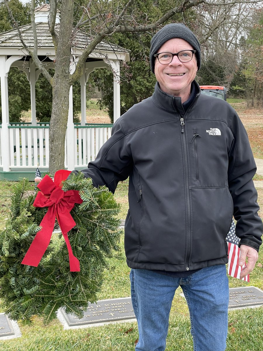 DelawareANA's tweet photo. DANA board members participated in Wreaths Across America,  placing wreaths on each grave to honor service members this holiday season. #CRNAs4DE #happyholidays https://t.co/j1NVLNR4nF