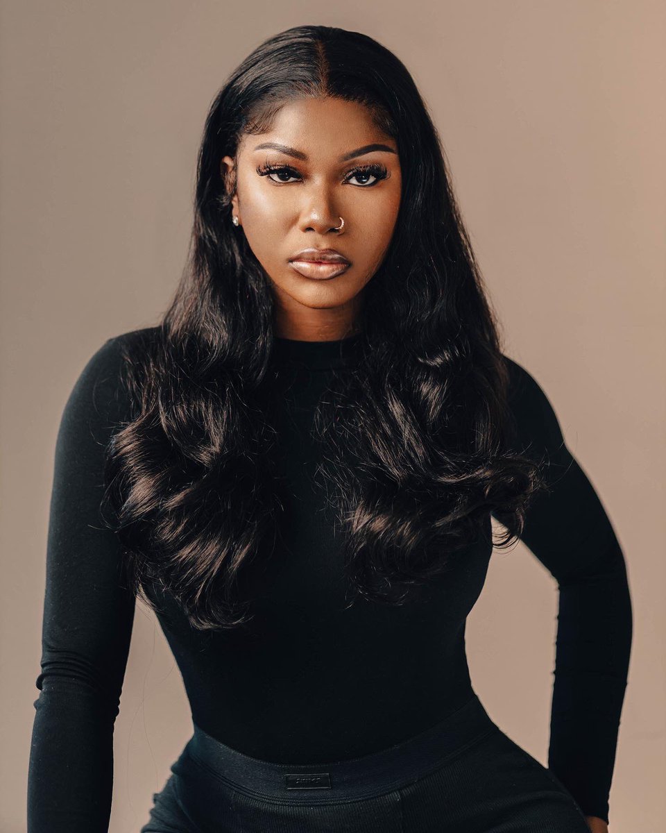 prettisusu's tweet photo. Ate this shoot up for my hairline https://t.co/qrrPc7EUEb