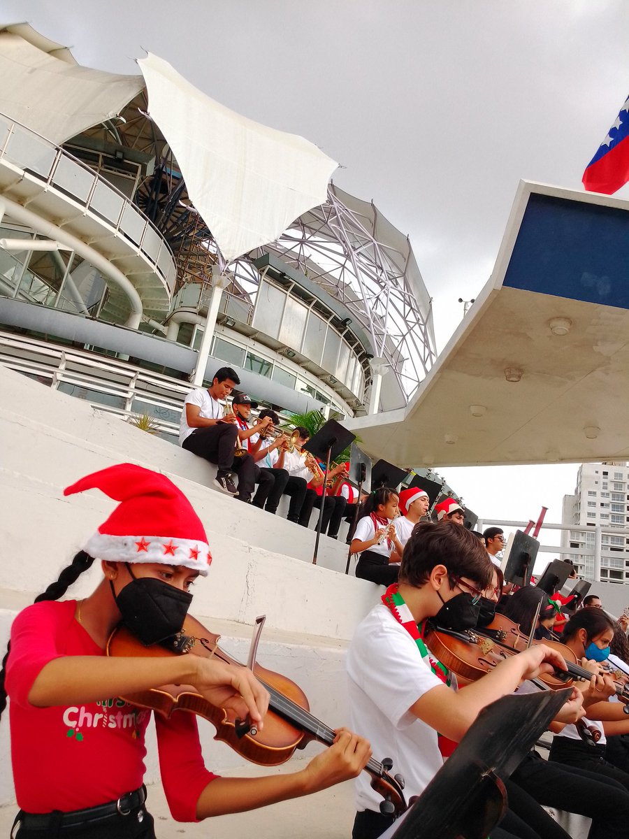 En los jardines de La Flor de Venezuela, nuestra Orquesta Sinfónica Juvenil-Infantil derrocha su talento con repertorio navideño.

#SomosElSistema