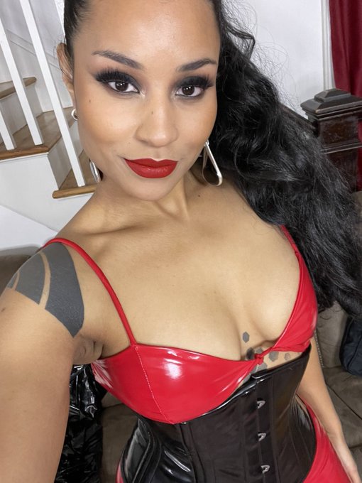 Watch The 1 & Only Enchantress Sahrye Booking FetCon 25's leaked NSFW photo on TwXstars