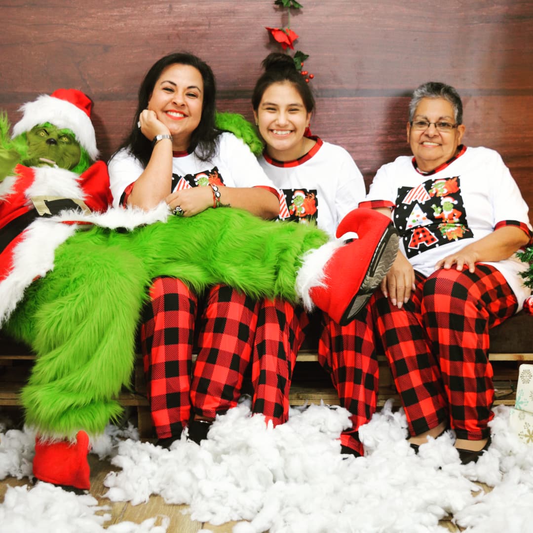Maby_Mendi's tweet photo. #GRINCHtmas
#EquipoTripleA
#MrsGrinch
#bestgiftever 
#familytime 
#2021christmas https://t.co/0V8D6xeCJJ