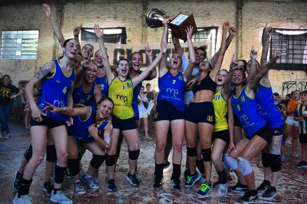 carreras_ac's tweet photo. El Carre, bicampeón de Voley Femenino https://t.co/o6c1GHEDdl