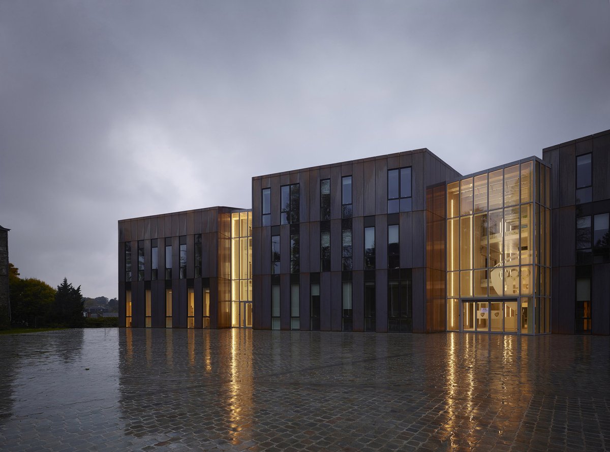 dwarpool's tweet image. The glass facade of this #building allow for natural light to come in and a soft glow to emanate at night. #archi  cpix.me/a/135637581