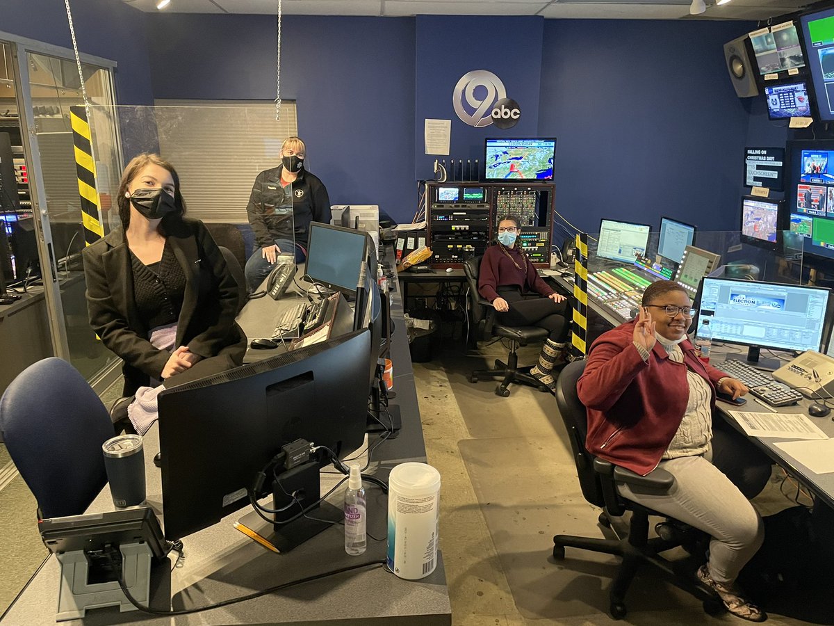 AlexSimsTV's tweet photo. An all-female crew tonight 💪🏻😍 https://t.co/xoh9SlB6h8