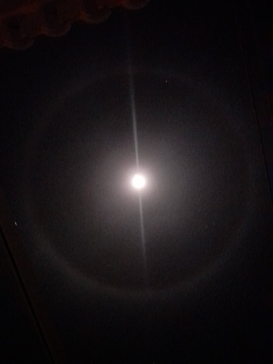 Debofer36's tweet image. Impresionante el halo lunar que se ve esta noche. Nunca lo había visto así