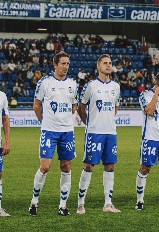 Culebras24's tweet photo. Combinar solidaridad con los vecinos de #LaPalma y un sentimiento de admiración hacia Tenerife, su gente y afición al @CDTOficial , es algo inmenso.

No se puede ser más feliz en esta tierra.     🤝Gracias por todo el cariño que disteis y que seguís dando. 

#SomosLaPalma https://t.co/gGpYBAyAPW