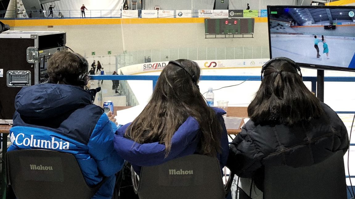 pedro_lamelas's tweet photo. Aquí el equipo de comentaristas del campeonato de España absoluto de patinaje artístico sobre hielo: Hielo Español (un servidor) y Legahielo (Luna Ramos y Paola Ramos).
#patinajejaca2021 https://t.co/6BSrq9q8qM