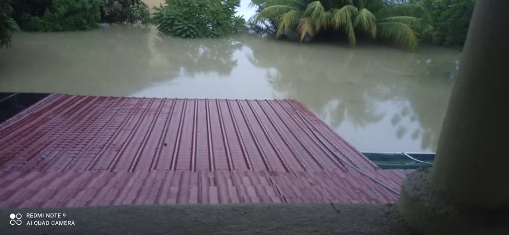 norimansaffian's tweet photo. A colleague of mine stuck in his house at 𝟲𝟵, 𝗝𝗮𝗹𝗮𝗻 𝗝𝘂𝗷𝘂𝗿 𝟮𝟱/𝟯𝟬, 𝗧𝗮𝗺𝗮𝗻 𝗦𝗿𝗶 𝗠𝘂𝗱𝗮, 𝗦𝗲𝗸𝘀𝘆𝗲𝗻 𝟮𝟱, 𝗦𝗵𝗮𝗵 𝗔𝗹𝗮𝗺. Water risen to the 2nd floor already, no electricity. Kindly retweet for this to reach for help! 𝗗𝗲𝗲𝗽𝗮𝗻 𝟬𝟭𝟰𝟳𝟭𝟴𝟴𝟲𝟳𝟮 https://t.co/Y4OIgYSGOB