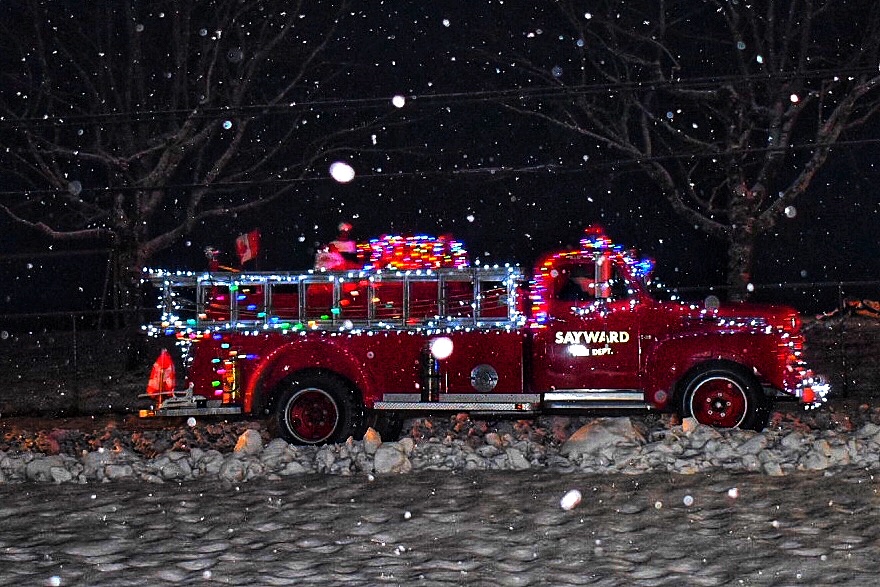 tessvanstraaten's tweet photo. Today's weather photo is this shot of the #snow last night in #Sayward during the town's First Annual Christmas Parade. More snow is in the forecast. Details on @CHEK_News at 5.

📷Joyce Ellis 
@CHEK_media #ShareYourWeather #BCqx #BCsnow https://t.co/kbZyIiMspN