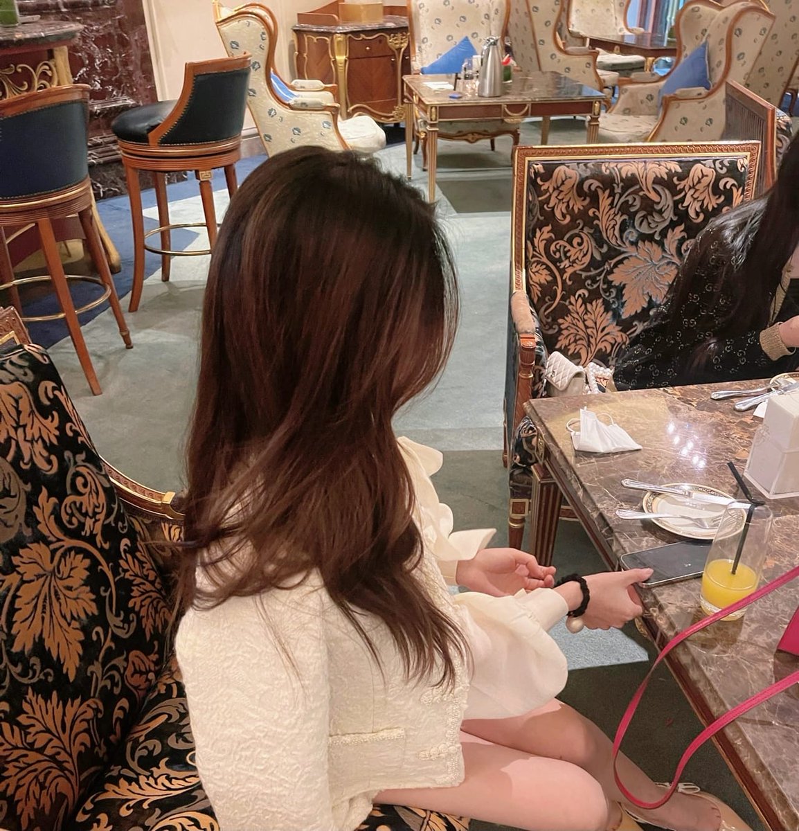 The_real_count's tweet photo. I was secretly photographed by my girlfriend and she didn't give me a chance to show my face🙃🙃🙃 https://t.co/VP153Xym8D