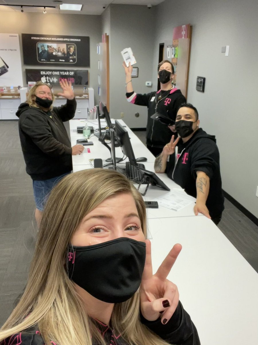 JessicaLHickman's tweet photo. This @tmobile @MobileOneLLC  team in south Hillsboro is helping yet another customer finish his holiday shopping! #CPAreYouWithUs #tmobile #PDXFlex @kelci_ly @LeslieJohn214 @MagentaKing23 https://t.co/4b1nPUdduE