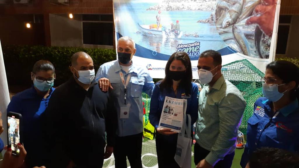 PescalbaOficial's tweet photo. #Pescalba, ente del @Minpescave2 participó en #Fitven2021, para exhibir bondades de la pesca industrial, una de las actividades medulares de la empresa socialista.

Se mostró un atún aleta amarilla a tamaño natural, apreciado por autoridades y visitantes.

#VenezuelaComePescado https://t.co/h9GUwGbWZb