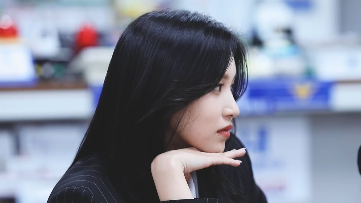 mina’s side profile is so perfect