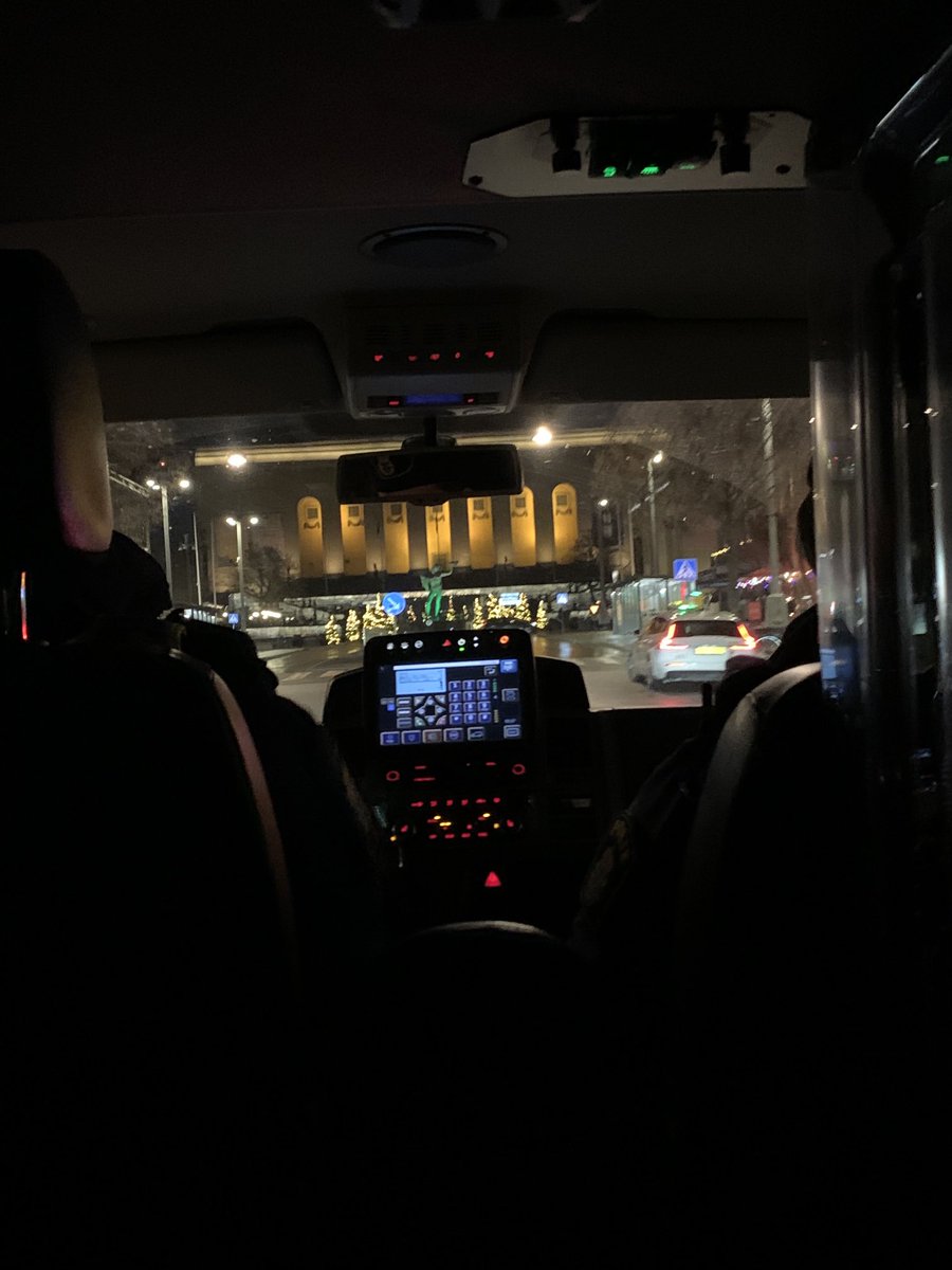 patmclove's tweet photo. Ibland vill man bara sitta längst bak i bussen!! 🥰 #polisen #avenyn https://t.co/DYg8dZzKMv