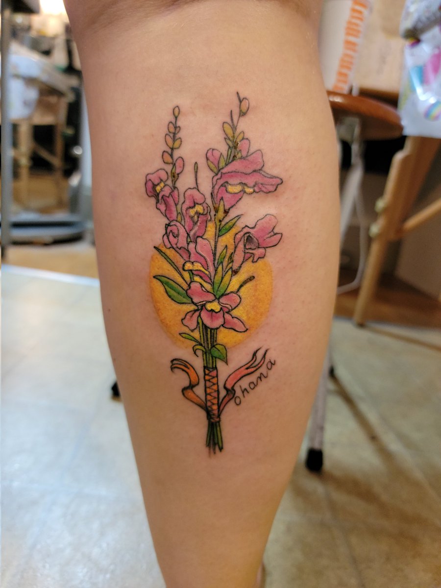OrangeSlushie's tweet photo. I got @ChefGeib 's favorite flowers (snapdragon) tattooed today.They're wrapped in pink&orange ribbon (our favorite colors)&ohana in her writing which means "Family" โค
#bestfriend #flowers #rip #ohana #Family #tattoo #StageIVNeedsMore
#pinkisnotacure
#mbc #thisismbc #cancersucks https://t.co/7RfH6mxgHP