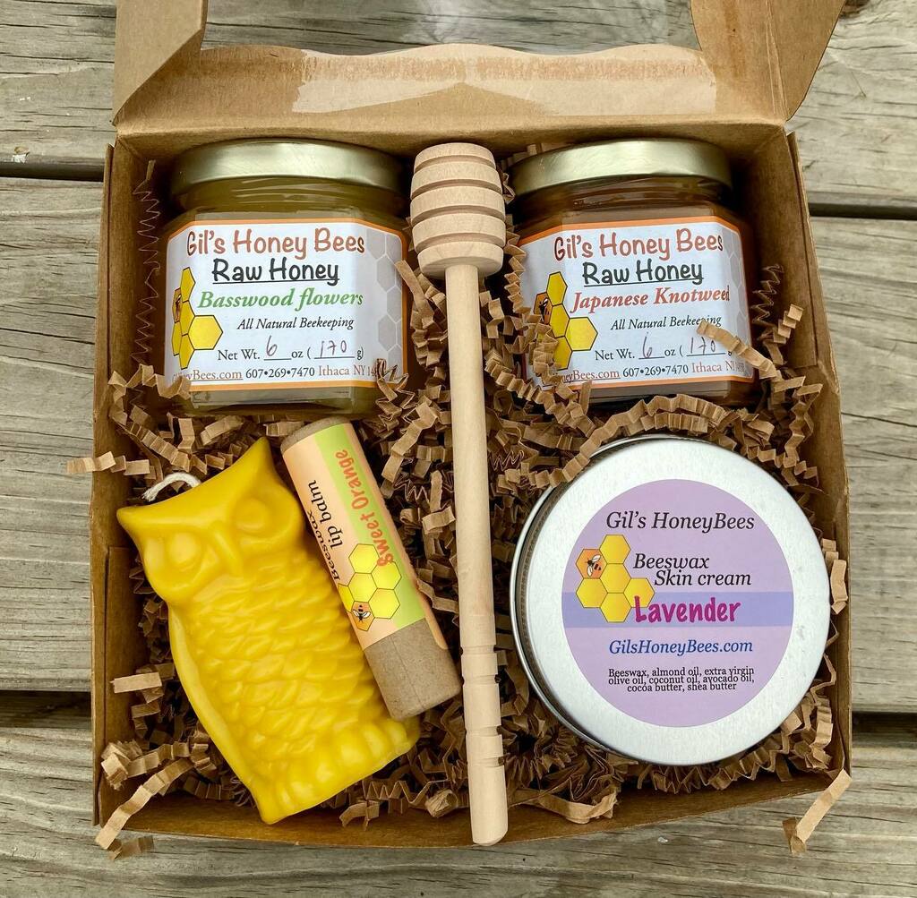 We are ready for the holidays with goodies from the bees!
.
.
.
.

#holidayseason #happyholidays #honeybees #winterishere #staysafe #rawhoney #bees #honey #beeswax #beeswaxcandles #apiary #apismellifera #giftboxes🎁 #hqndmade #shopsmall #supportsmallb… instagr.am/p/CXpMSYgOfVW/