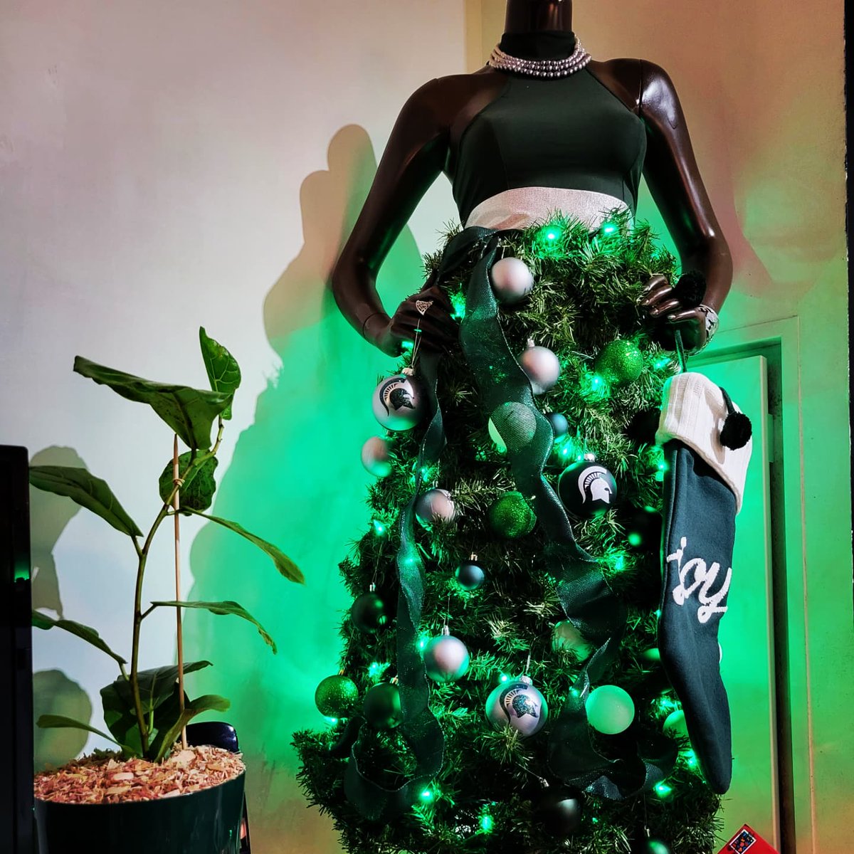 precisebydesign's tweet image. Thanks to my genius sister, @tiffinydiva for my personalized Spartan themed Divaquin (Diva+Mannequin=Divaquin) Christmas tree.  I think I'll name her Sparta.  #gogreen #gowhite #happyholidays #divaquin #precisebydesign #declutter #organize #professionalorganizer