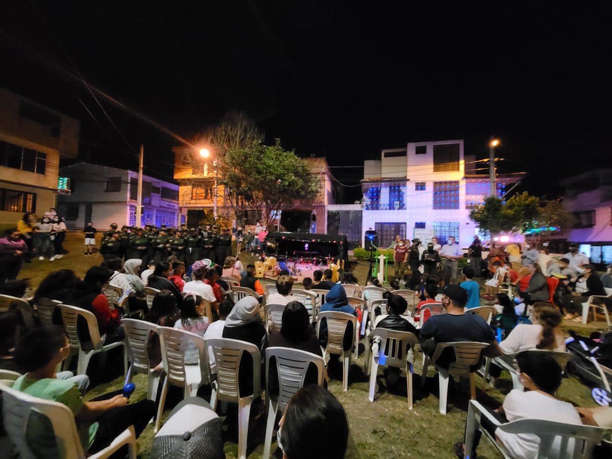 PoliciaColombia's tweet photo. La Escuela de Policía Provincia de Sumapaz, #ESSUM, llega a barrios de #Fusagasugá con un pesebre móvil y mensajes de convivencia y seguridad ciudadana, porque el mejor regalo es la vida. #EsUnHonorSerPolicia https://t.co/DLGkeRpsXl