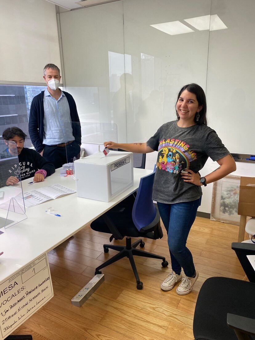 monanoke_'s tweet photo. Mi amiga @FernandaOlivaRi ya votó en China 🇨🇳 por @gabrielboric 🌳. (Haciendo aguante) https://t.co/m972x0uIez