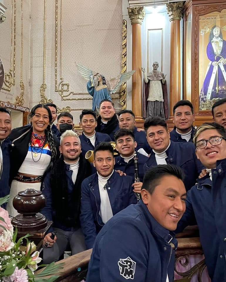 CentralQNoticia's tweet photo. La cantante @liladowns, acompañada de la #BandaTierraMojada festejaron a la Madre de las y los oaxaqueños, le cantaron las #mañanitas a la Virgen de de la #Soledad. Madre buena que nos cobijas con tu manto y nos proteges, expresó en sus redes sociales la ganadora del Grammy. https://t.co/TkJlyGt3AY