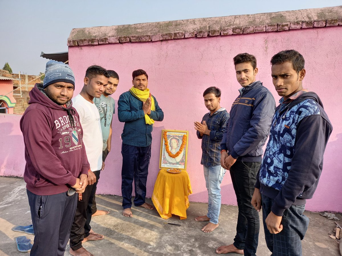 dineshgodda's tweet photo. झारखंड पितामह बिनोद बिहारी महतो जी का पुण्यतिथि कुड़मी विकास मोर्चा गोड्डा के तत्वावधान मनाया गया। 
आज दिनांक 18/12/2021 को गोड्डा जिला के नहर चौंक में झारखंड पितामह सह झारखंड आंदोलन के अग्रणी नेता महागुरू बिनोद बिहारी महतो जी का पुण्यतिथि मनाया गया। कुड़मी विकास मोर्चा गोड्डा। https://t.co/zsVE1Y4e4c