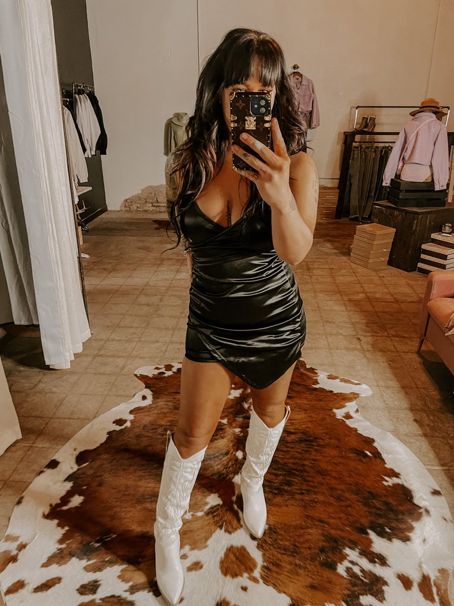 buckin_buffalo's tweet photo. Bye. Everyone needs a black silk mini 😍 https://t.co/1ElmIgyyx2