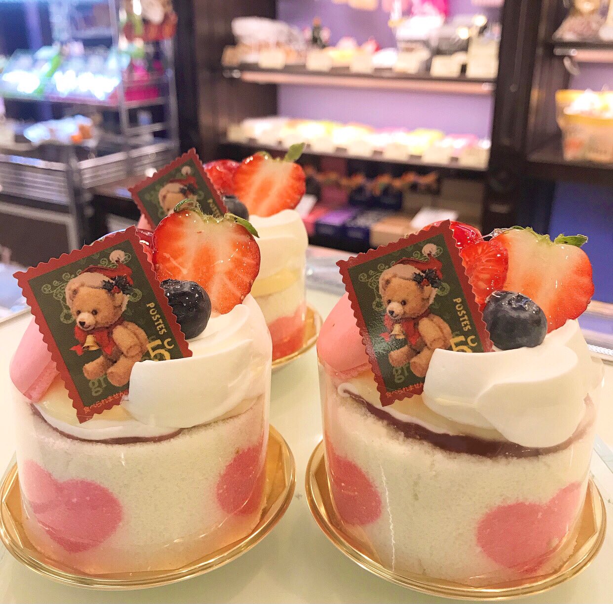 グランマ 上土本店 グランマのかわいいケーキ Twincle Love もクリスマス仕様に ロールケーキ部分のハートマークとピンクのマカロンがとってもかわいくて大人気のケーキです ぜひご賞味ください グランマ沼津 T Co Vm90eolt8b