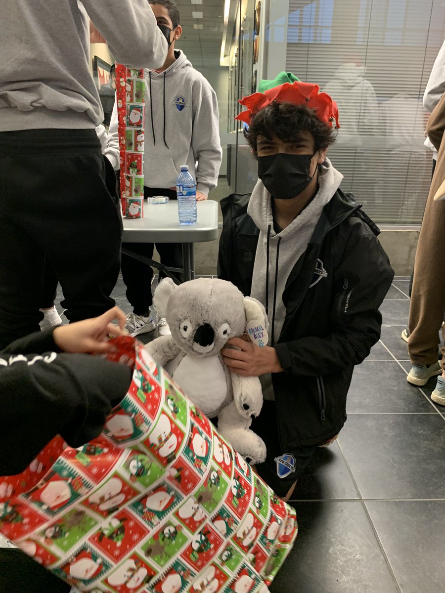 CstZhalovaga's tweet photo. Santaโs little elves were hard at work this morning! Thanks @VPDCadets for wrapping all the gifts for โKops for Kidsโ initiative! #VPD #Community #KopsforKids @VancouverPD @VPDTrafficUnit https://t.co/YshqF6ftyq