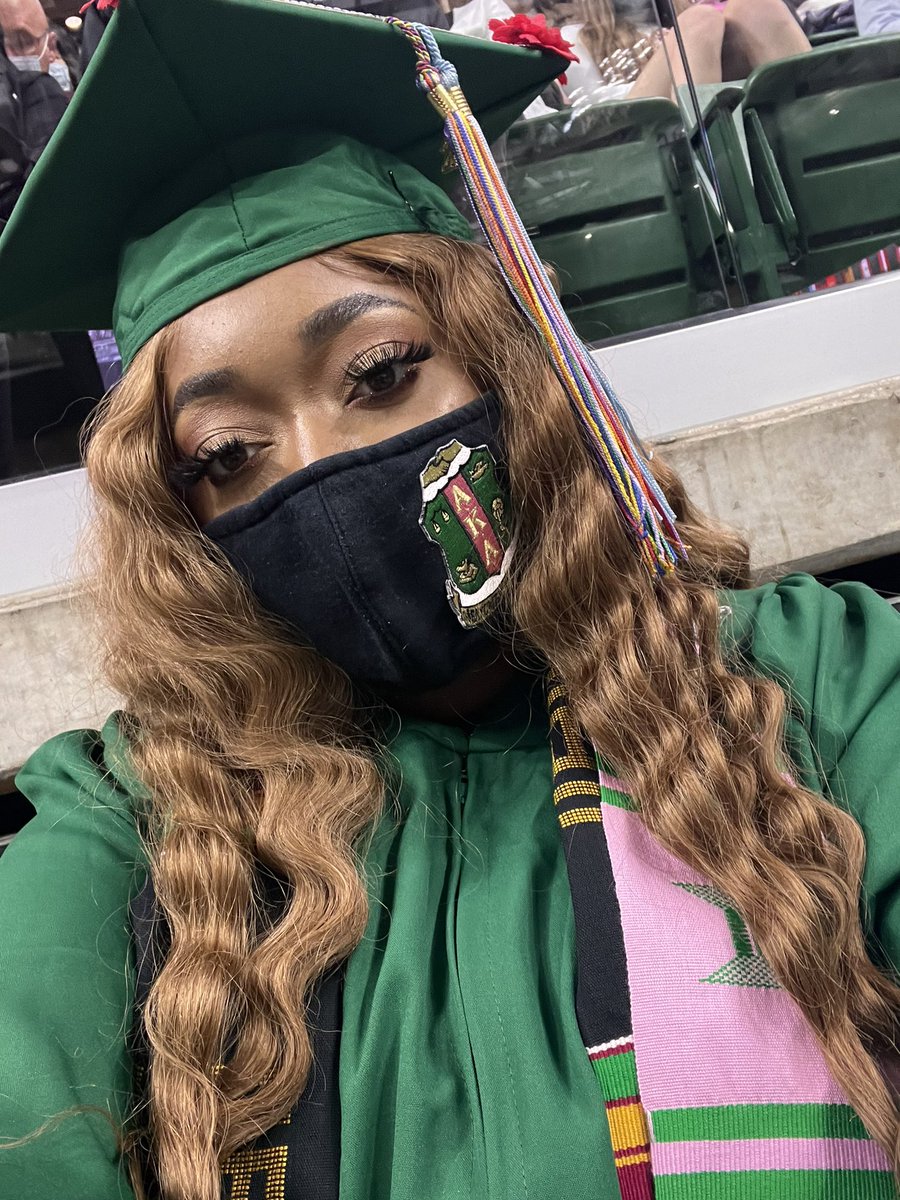 _ginabelle's tweet photo. My girl she got a diploma 🎓🤞🏽💚 https://t.co/RVyWhTIYbQ