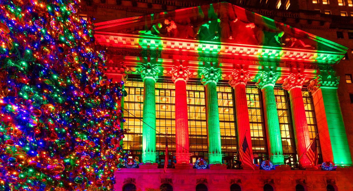 isardasorensen's tweet photo. Gorgeous #Christmas trees glistening all around #NYC now (pics: trees at Rockefeller Center, Metropolitan Museum of Art, Park Avenue, Wall Street) #HappyHolidays https://t.co/z6RasZ9xl8
