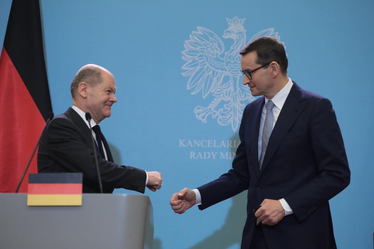 oko_press's tweet photo. Niemiecki kanclerz Olaf Scholz wybrał Warszawę jako trzeci cel swoich zagranicznych podróży – zaraz po Paryżu i Brukseli. Berlin nauczył się, jak minimalnym kosztem i bez uszczerbku dla swoich interesów obsługiwać pretensje rządu PiS @A_Traczyk #Niemcy https://t.co/Mjp6ADC3Bl https://t.co/2bItRJNHv9