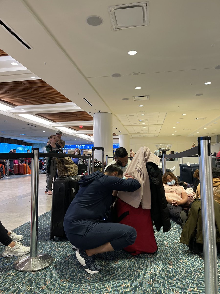 hextypayne's tweet photo. @SpiritAirlines this what y’all do to your customers. +7hrs waiting just to get some answers as to why our flights was canceled. Y’all really ghetto for this shi** People are literally crying because they are stranded with no freaking solution https://t.co/3z2Hh97X0H