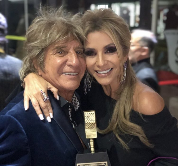 Mi corazón y mi alma están tristes,se nos fue un hombre excepcional, un ser humano increíble y un Guerrero en toda la extensión de la palabra y además mi segundo Padre,Señorón  Javier Castro, El Recuerdo es una forma de Encuentro,Mi Dany hermana del alma te abrazo con mi corazón