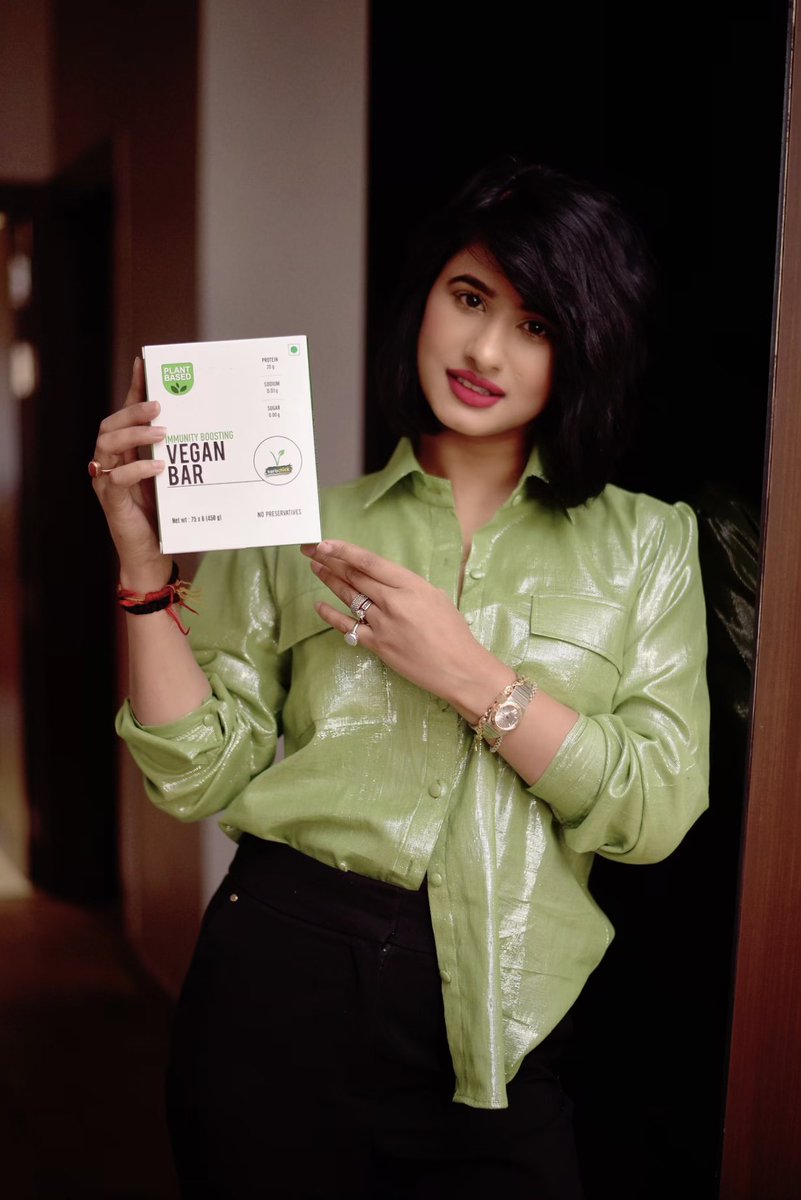 DjGouri's tweet photo. Have a super healthy weekend✨💚
In love with these vegan bars @herbchick.proteinbar 😇
#veganbar #healthy #nutrition #stayhealthy #stayfit #protienbars #djgouri https://t.co/7rrbepYjG7