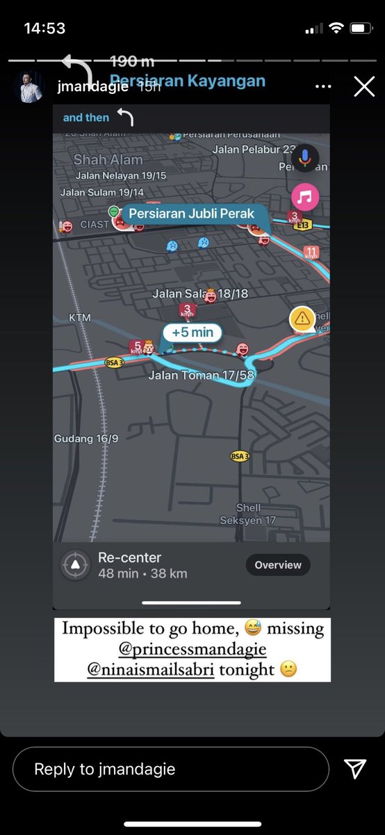 diyanaaamira's tweet photo. sebab kau menantu Pm boleh diselamatkan naik heli, siap tayang kat ig. BAGOS! yg lain duk stranded atas bumbung rumah dr smlm tdo dlm hujan, tdo dlm kete! https://t.co/P6MdswYSNC