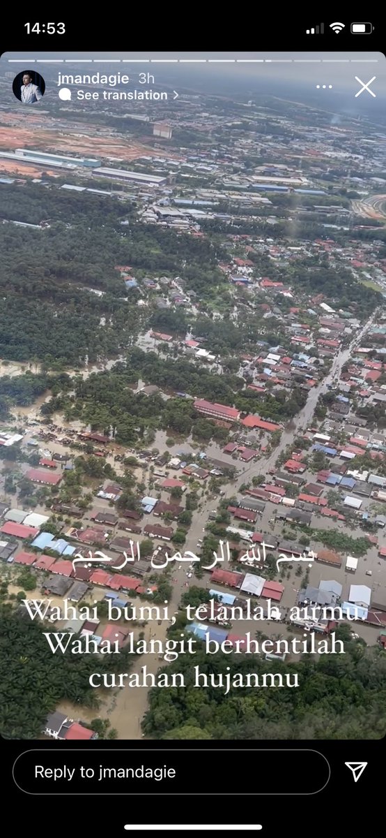 diyanaaamira's tweet photo. sebab kau menantu Pm boleh diselamatkan naik heli, siap tayang kat ig. BAGOS! yg lain duk stranded atas bumbung rumah dr smlm tdo dlm hujan, tdo dlm kete! https://t.co/P6MdswYSNC