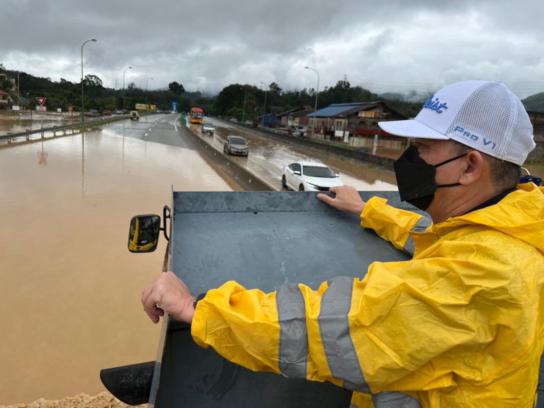 PetraJayaMP's tweet photo. Selepas PRN Sarawak saya bergegas pulang ke KL awal pagi ini, terus meninjau Lebuh Raya KL- Karak E8 di KM69.5 sehingga KM75.1  (Bentong ke Karak) yang dilanda banjir &amp; menyebabkan laluan kenderaan terhalang di beberapa lokasi, akibat hujan  lebat berterusan sejak 3 hari lalu https://t.co/ld3Flnnpw5