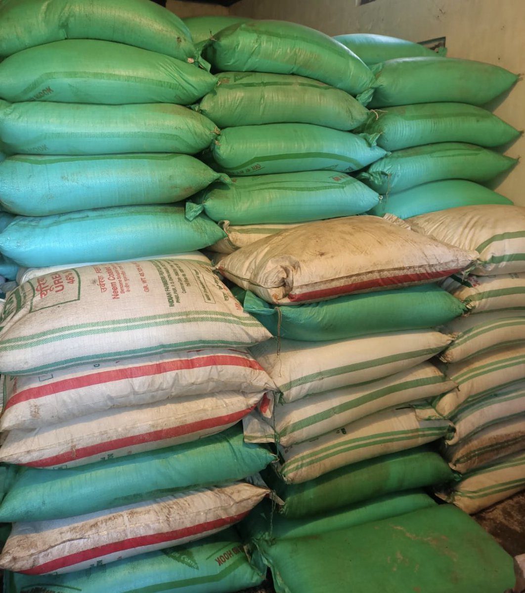 cacharpolice's tweet photo. #NoOneCanEscape
#AssamPoliceToProtectYouAlways

A team led by I/C Arunachal O.P with staff intercepted one  truck and recovered 551 bags fertiliser which were illegally transported out of Cachar.
@assampolice 
@CMOfficeAssam 
@DGPAssamPolice https://t.co/T9T9r4FjDE
